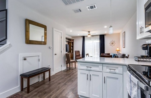 South Lamar Condo | Minutes to trendy spots, free parking, new inside!