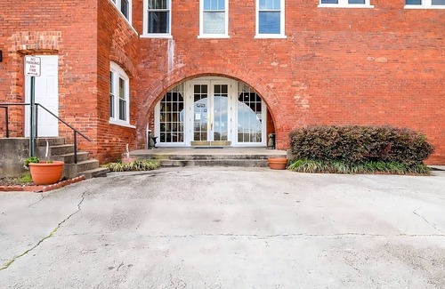 Abbeville House | Minutes to West Cambridge Park! FREE Onsite Parking and FREE Breakfast!