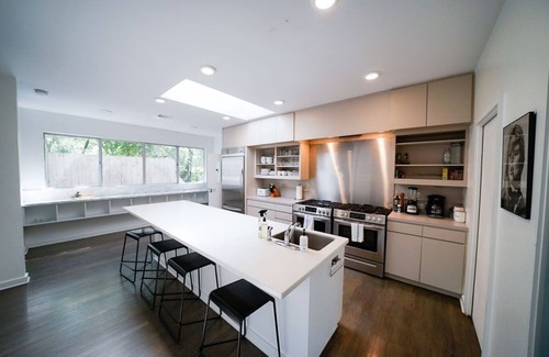 Bluffington House | Minutes to Zilker Park + Pool - Modern Elegance!