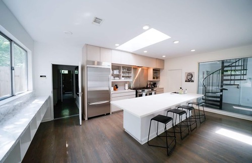 Bluffington House | Minutes to Zilker Park + Pool - Modern Elegance!