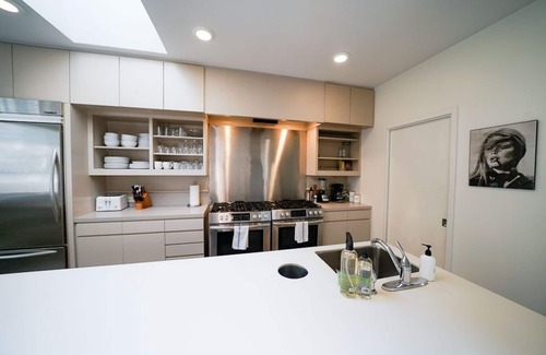 Bluffington House | Minutes to Zilker Park + Pool - Modern Elegance!
