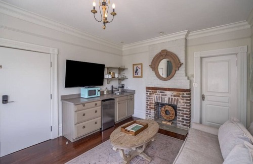 Historic Downtown Savannah Condo | Mirabelle Building - 4 Private Suites in the Heart of Historic Savannah