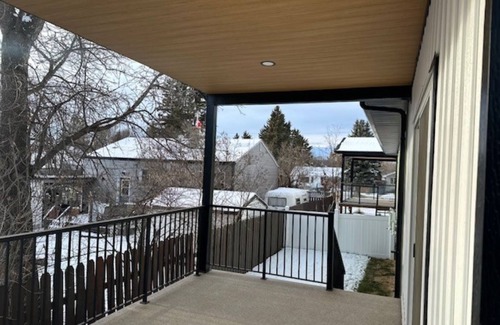 Camrose House | Mirror Lake Home - Close to shopping and walking paths!