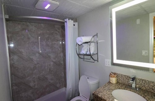 Henderson Hotel | Mirror Suite Smoking King Bed at Envi Boutique Hotel