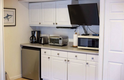 Bay Park Condo | Mission Bay Studio w Ocean Views from Rooftop Deck