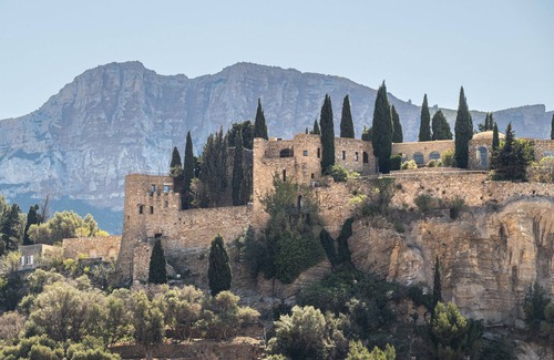 Cassis Apartment | Mistral, Charming duplex suite, view of Cassis harbor