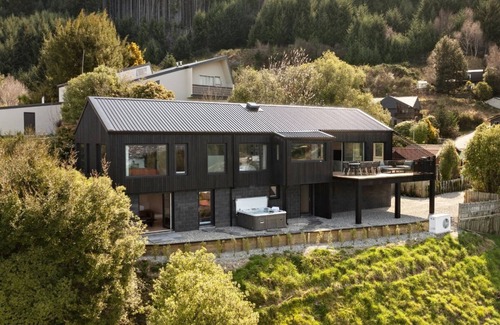 Fernhill House | Mizumi Villa by MajorDomo - Lake Views and Spa Pool