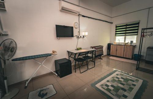 Jenjarom Apartment | MKB Homestay - Landed Studio room with 2 Queen bed and Free gated Parking