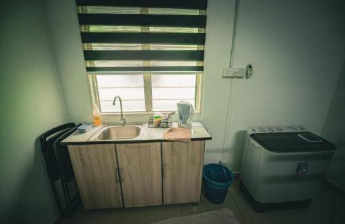 Jenjarom Apartment | MKB Homestay - Landed Studio room with 2 Queen bed and Free gated Parking