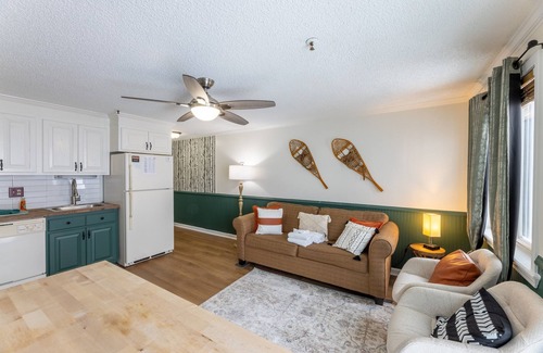 Snowshoe Condo | ML 294| Ski In/Ski-Out | Mountain Getaway