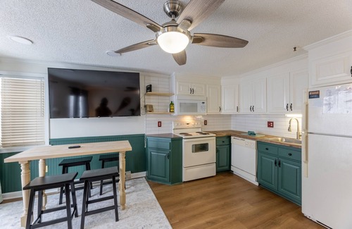 Snowshoe Condo | ML 294| Ski In/Ski-Out | Mountain Getaway