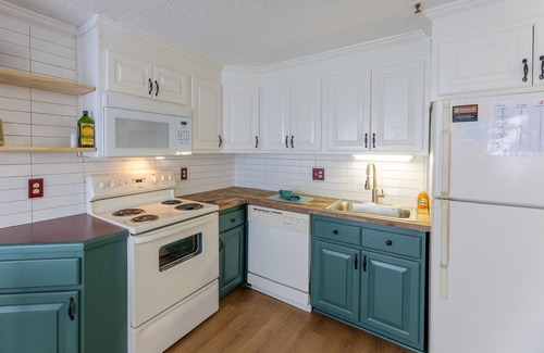 Snowshoe Condo | ML 294| Ski In/Ski-Out | Mountain Getaway