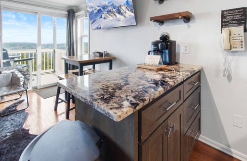 Snowshoe Apartment | ML194 1st Floor No Elevator Great Views Deck WiFi