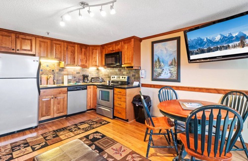 Snowshoe Condo | ML278 Mountaintop Retreat! Enchanting mountain/lake view! WiFi, near village