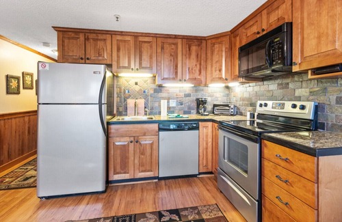 Snowshoe Condo | ML278 Mountaintop Retreat! Enchanting mountain/lake view! WiFi, near village