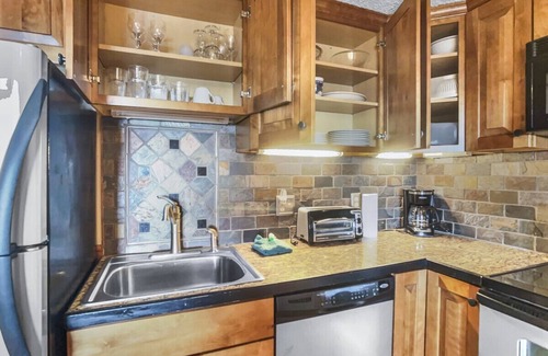 Snowshoe Condo | ML278 Mountaintop Retreat! Enchanting mountain/lake view! WiFi, near village