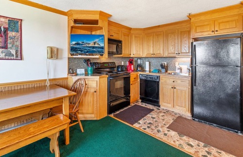 Snowshoe Apartment | ML286 Beautiful Views New Deck WiFi EZ Parking