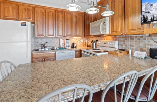 Snowshoe Condo | ML324 Charming & Rustic 1BR/1BA, relaxing mountain view (Connects to ML326)