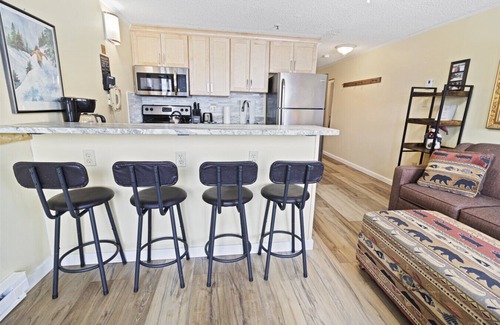 Snowshoe Condo | ML332 Renovated Close to Lift Gated Parking WiFi