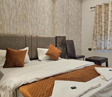 Varanasi House | MM GRAND, 1 KM to KASHI VISHWANATH TEMPLE AND MAIN GHAT