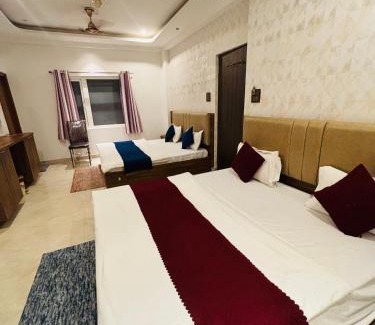 Varanasi House | MM GRAND, 1 KM to KASHI VISHWANATH TEMPLE AND MAIN GHAT