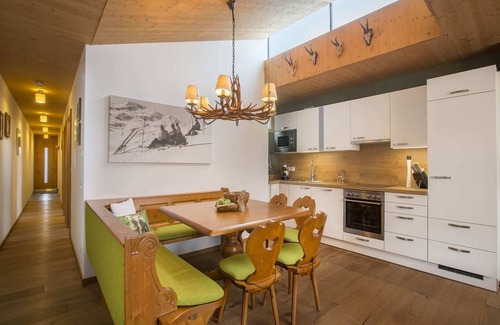 Schonbach Apartment | Modern Flat with Sauna & Balcony