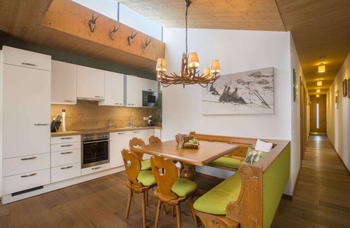Schonbach Apartment | Modern Flat with Sauna & Balcony