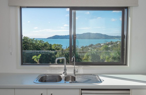Cable Bay House | Moanavista - Large Pool and Sea Views