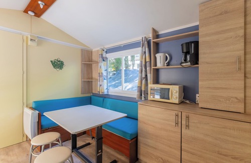 Lavilledieu House | Mobile Home 'Mobil-home C - 1-6 Pers' with Shared Pool, Private Terrace and Shared Garden