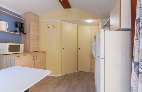 Lavilledieu House | Mobile Home 'Mobil-home D - 1-6 Pers' with Shared Pool, Private Terrace and Shared Garden
