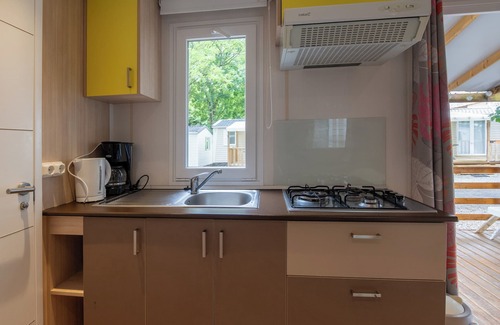 Lavilledieu House | Mobile Home 'Mobil-home C - 1-4 Pers' with Shared Pool, Private Terrace and Shared Garden