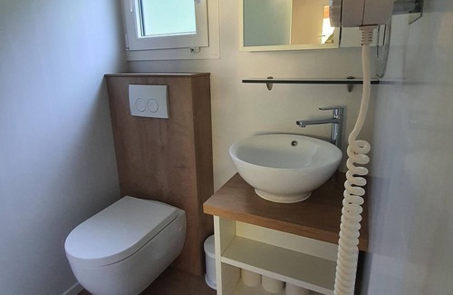 Mallnitz RV Rental | Mobile home, shower, toilet, 2 bedrooms - HOCHoben camp & explore