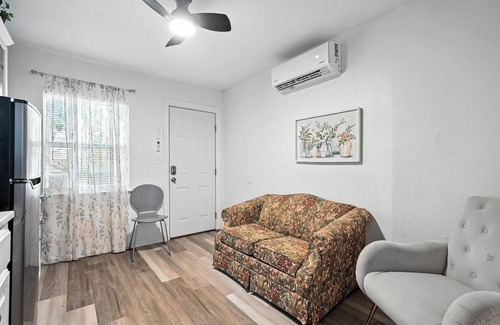 Sayles Blvd. Area House | Mockingbird Lane – Cozy Rustic Retreat