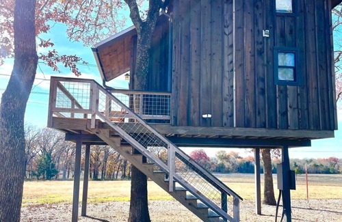 Elm Mott RV Rental | Mockingbird Treehouse (15 MIN to Magnolia/Baylor)
