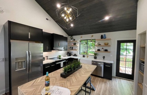 Cramerton House | Mod chic 2BR Fire Pit, Corn Hole Court, Pets welcome, close to CLT attractions