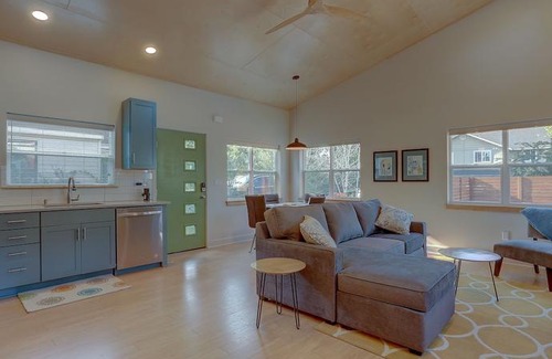 Larkspur House | Mod Pod