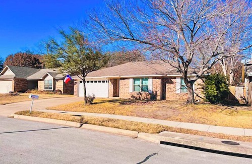 Saginaw House | Mod Vibes Near FW Stockyards | Saginaw Getaway