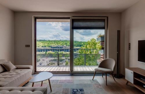 Prague 5 Apartment | Moderní byt s terasou, 2 ložnice, parkování v ceně, blízko metra, 15 min do centra