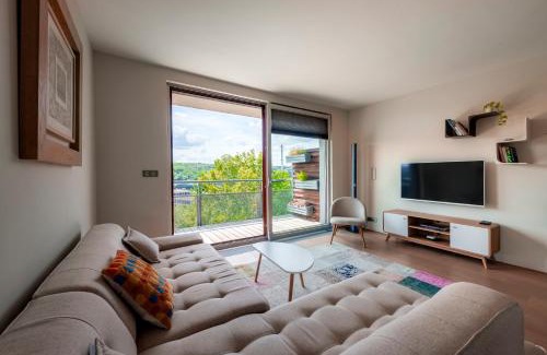 Prague 5 Apartment | Moderní byt s terasou, 2 ložnice, parkování v ceně, blízko metra, 15 min do centra