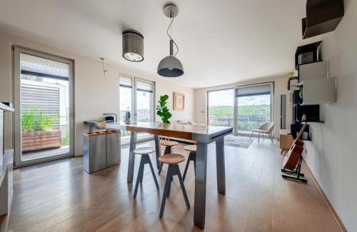 Prague 5 Apartment | Moderní byt s terasou, 2 ložnice, parkování v ceně, blízko metra, 15 min do centra