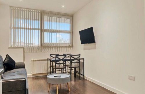Heathrow Villages Apartment | Modern 1 Bed by Heathrow Airport