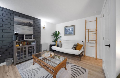 Regional District of Nanaimo House | Modern 1 Bed Suite Close to Town & Westwood Lake