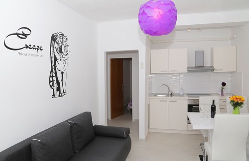 Babin Kuk Apartment | MODERN 1 BEDROOM APARTMENT - 100 mtrs from the beach, free parking, WIFI.