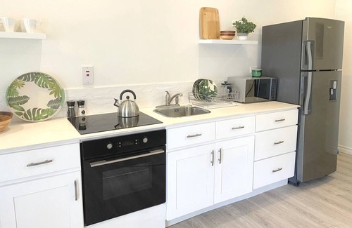 Sunset Crest Apartment | Modern 1 bedroom Apartment - 5 mins walk to BEACH