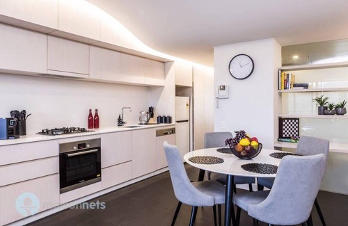 City West Apartment | Modern 1 Bedroom Apt With Parking, Walk to ANU