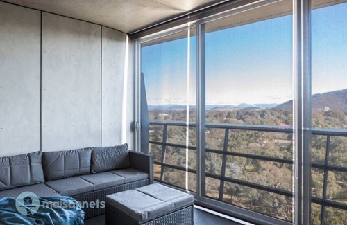 City West Apartment | Modern 1 Bedroom Apt With Parking, Walk to ANU