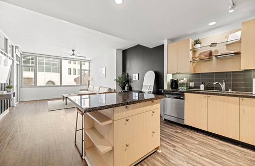 Downtown Dallas Apartment | Modern 1-Bedroom City View High Rise Condo with Balcony Gym Pool Free Parking