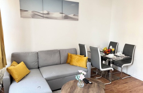 Barry Apartment | Modern 1 Bedroom Flat/Apartment in the heart of Barry, Flat 2