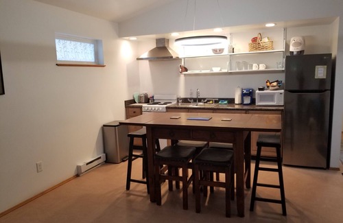 Juneau House | Modern 1 BR House w/comfy bed, minutes from airport/ferry - self check in