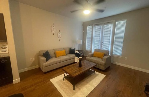 South Main Apartment | Modern 1 BR Suite + Comfy KING bed + Pool + Gym